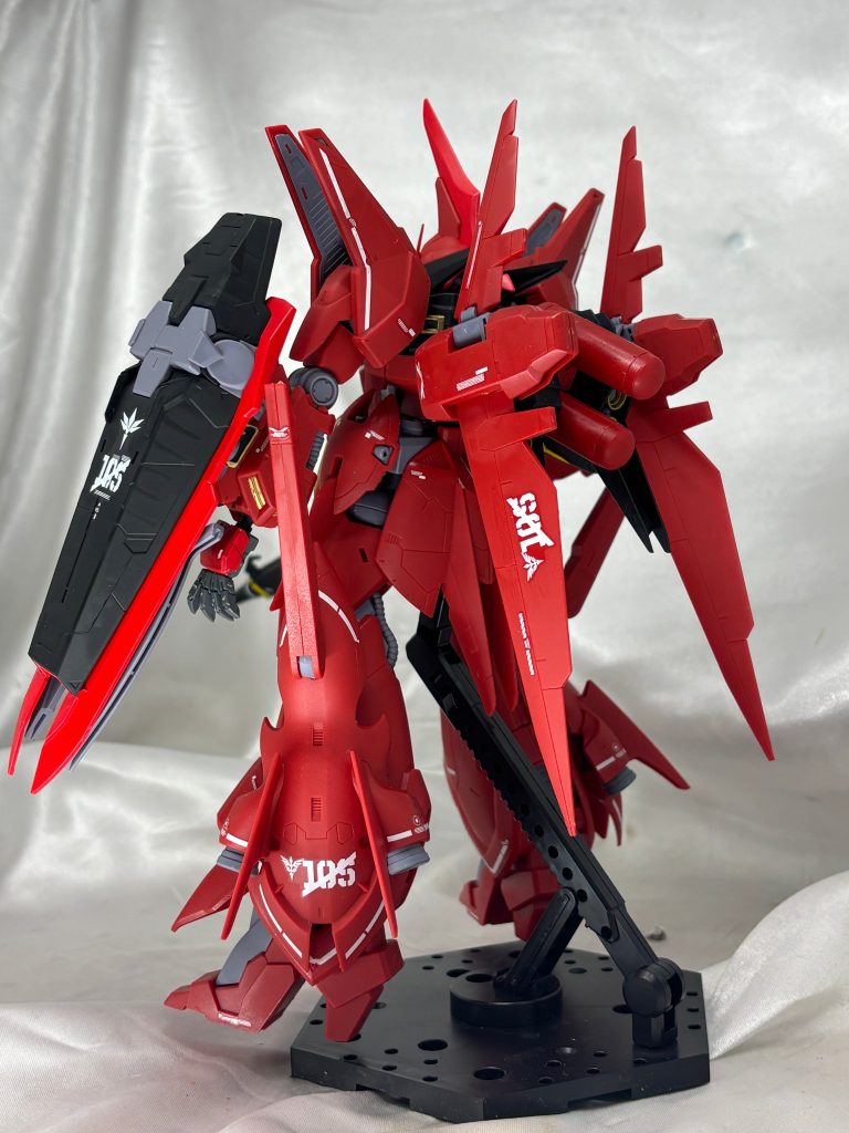 背面もシナンジュっぽくしようと思いましたが、あくまで可変機ということでバランスが壊れるため、そのままとしました。トップコートって綺麗に仕上がりますが、ひけがあるとめっちゃ浮き出ちゃうんですね、盾のひけがすごい。