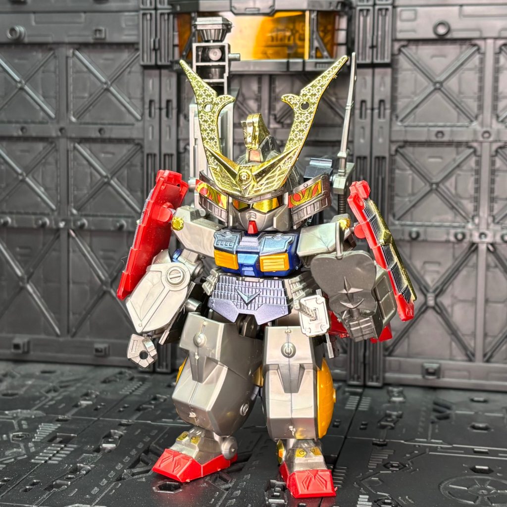 ちなみにこちらはモチーフ元のファーストガンダム大将軍…のそっくりさん。複数回リデコ出てる辺り優秀なキットですよね。流石に古くてこの子は色々折れてて接着してこの形態固定になってますが…