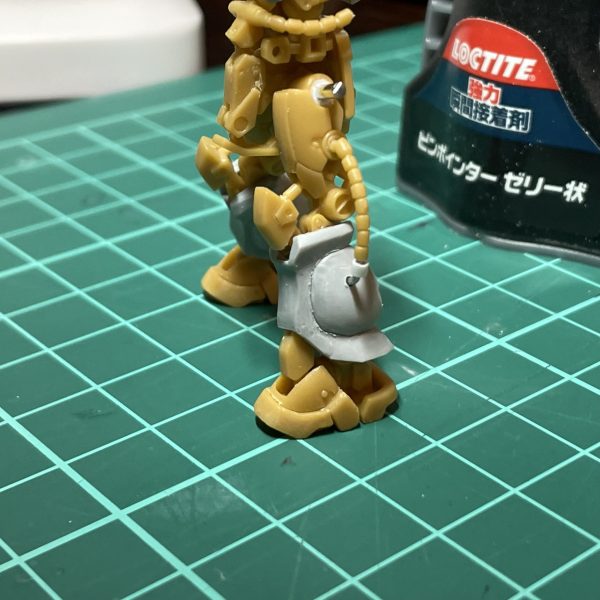 ネックだったふくらはぎが何とか形になってきました。コの字型の積層プラ板を削ったり貼ったりがっつり可動はだいぶ大変そうなので気持ち良く立てる程度の最低限でいこうと思います。（2枚目）