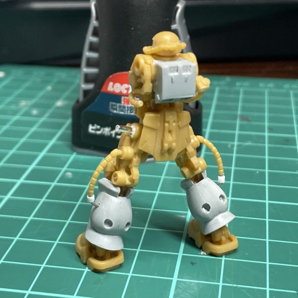 ネックだったふくらはぎが何とか形になってきました。コの字型の積層プラ板を削ったり貼ったりがっつり可動はだいぶ大変そうなので気持ち良く立てる程度の最低限でいこうと思います。（3枚目）