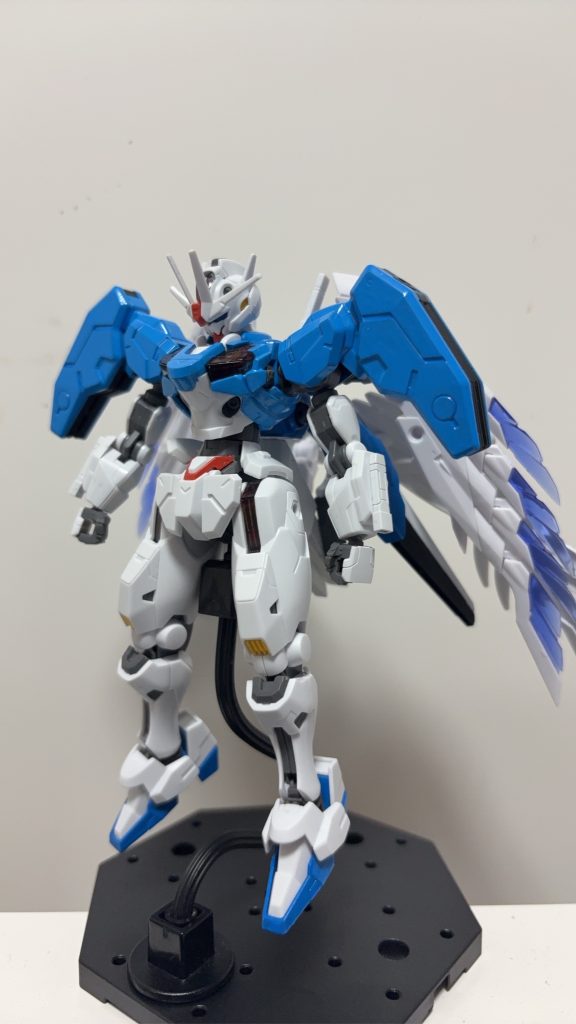 制作途中の写真ありませんでした( ᐛ👐)パァ使ったパーツは、エアリアル改修型と、ヘヴィウェポンユニット34 ウイングエッジ、SDEX ウイングガンダムゼロ EWです。塗装は水性ホビーカラーのスカイブルーと、艶消しホワイト、エナメル塗料の蛍光ブルーを筆塗りで使いました。他に書くこと思いつかなかったので以上！