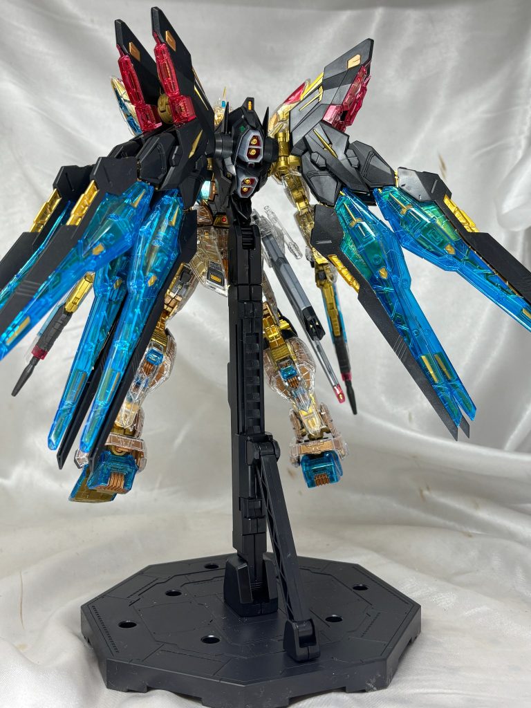 メカニカルクリアなので基本色はないのですが、青と赤はクリアを塗ってクリア感を残したまま色を付けました。金の美しいフレームを生かすためにクリアいいですね。