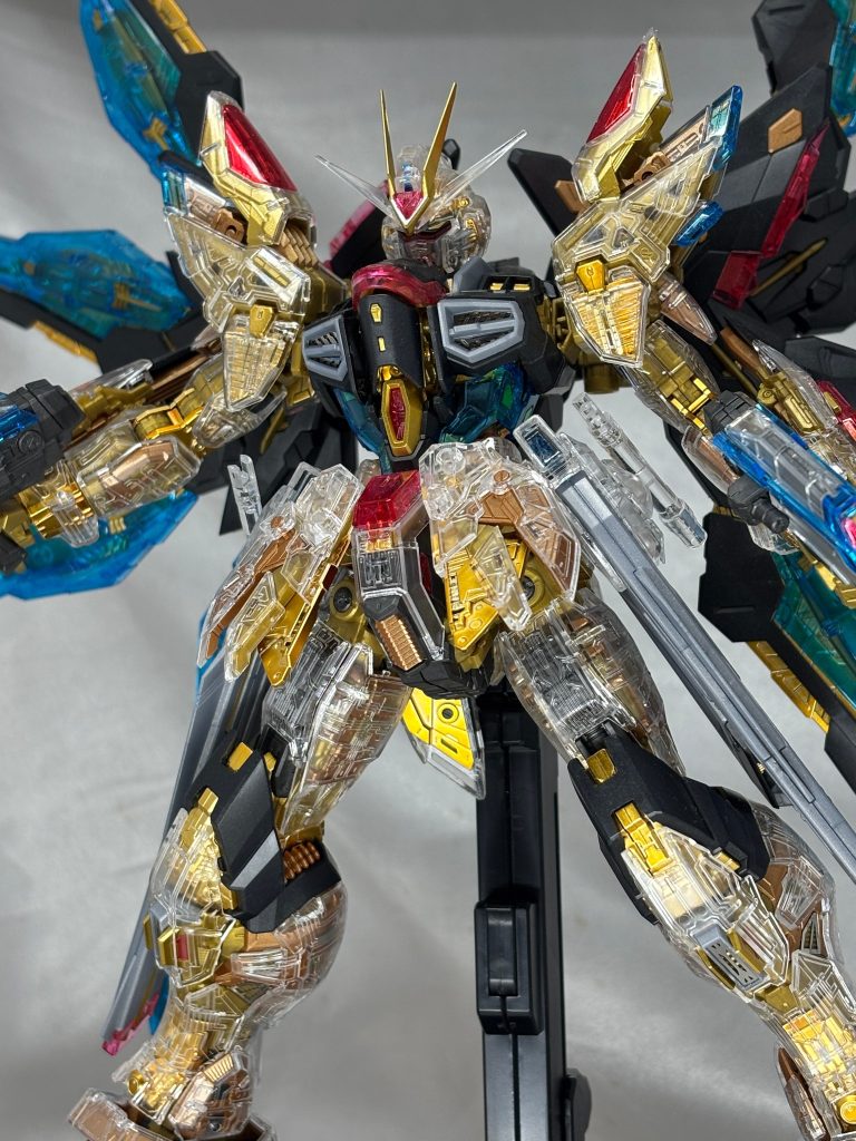 装甲も展開してより複雑なラインに。フロントスカートとかその可動必要なん？ってくらい展開します。マイティストライクも出ますがこうしてみると欲しくなりますな、三万は高いですが…