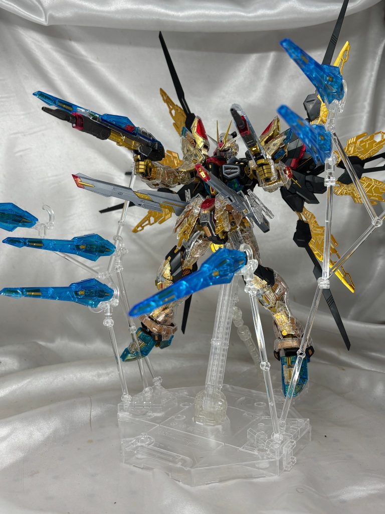 ドラグーン展開形態もできますが、キットはドラグーンを浮遊させて飾る前提で作られていないので、浮遊にはアームが別途必要です。翼の骨組みが金色でめちゃくちゃ綺麗です(///▽///)