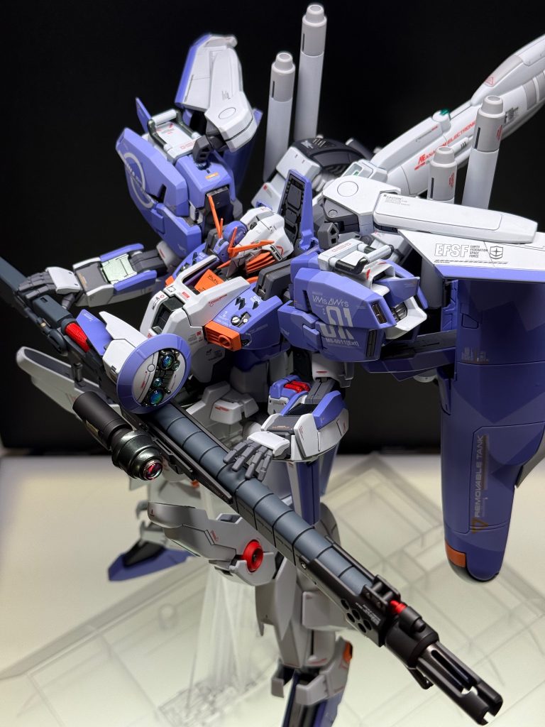 ビームスマートガンはタスクフォースαの追加パーツである速射仕様をチョイス。本来ついていないレドームもつけておきました。左肩のマーキングは、これまたタスクフォースα独自のナンバリングデカールを中心に、各種マーキングを固め貼りしています。