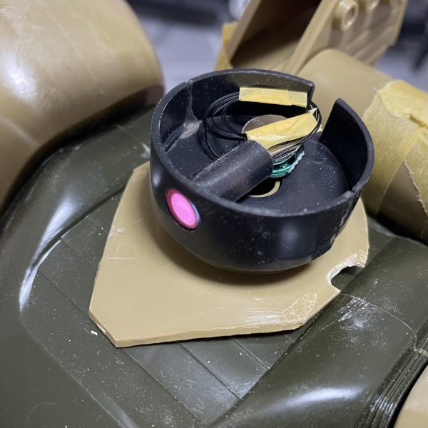 旧キット1/60ゲルググキャノン。前腕3mm楔型に幅増し脇を10mm程内側へ詰めるスカート前5mm、後15mm程延長股関節軸を下へ10mm程移設靴のつま先を設定画寄せで延長、整形モノアイはLEDで電飾改造箇所は以上ですm(_ _)m（2枚目）