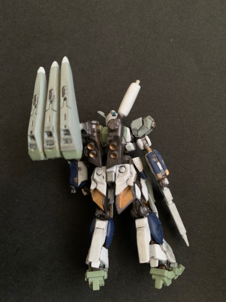 背負ってるビームサーベルはでかくして右手に予備サーベルを掘りました。