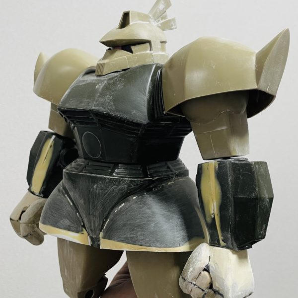 旧キット1/60ゲルググキャノン。前腕3mm楔型に幅増し脇を10mm程内側へ詰めるスカート前5mm、後15mm程延長股関節軸を下へ10mm程移設靴のつま先を設定画寄せで延長、整形モノアイはLEDで電飾改造箇所は以上ですm(_ _)m（3枚目）