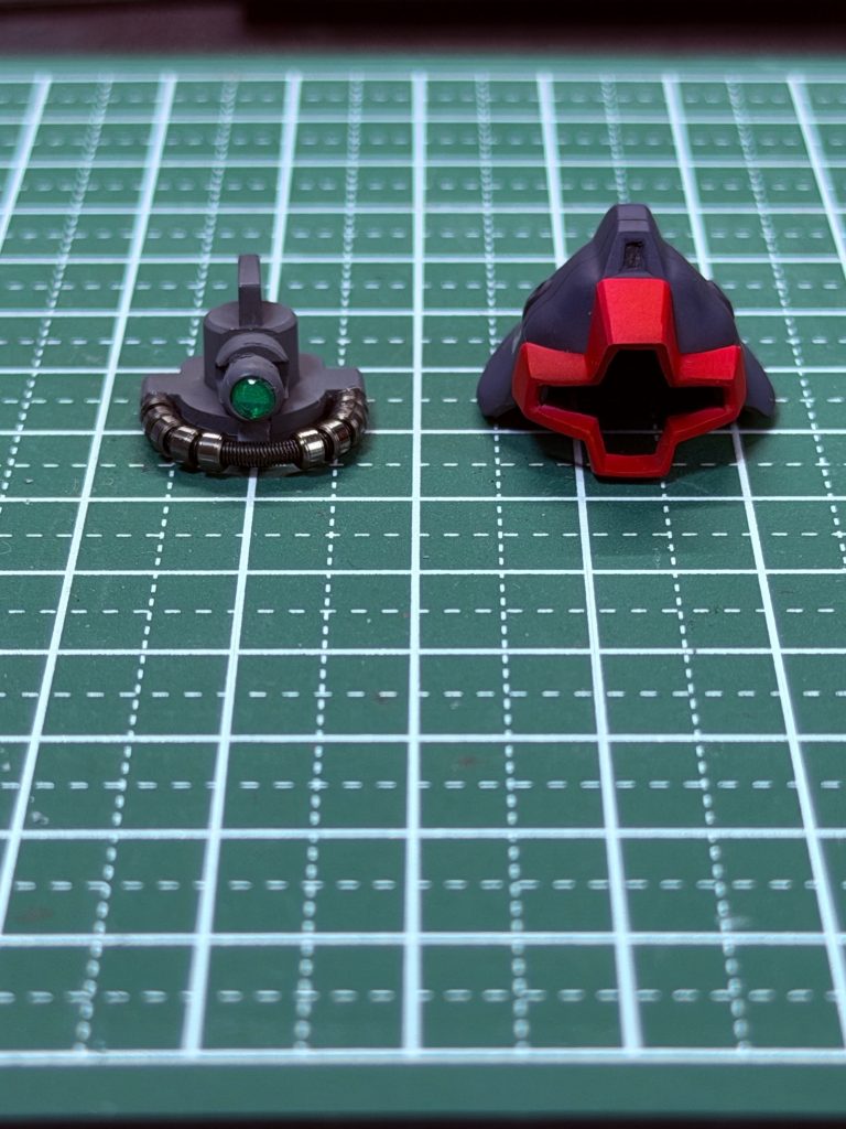 頭部 十時をくり抜いてモノアイを可動に。でも壊れるのが怖くて動かしてない… トサカのとこユニコーンだと光ってるけど0083では光ってないのですよね。動力パイプも変更しました。