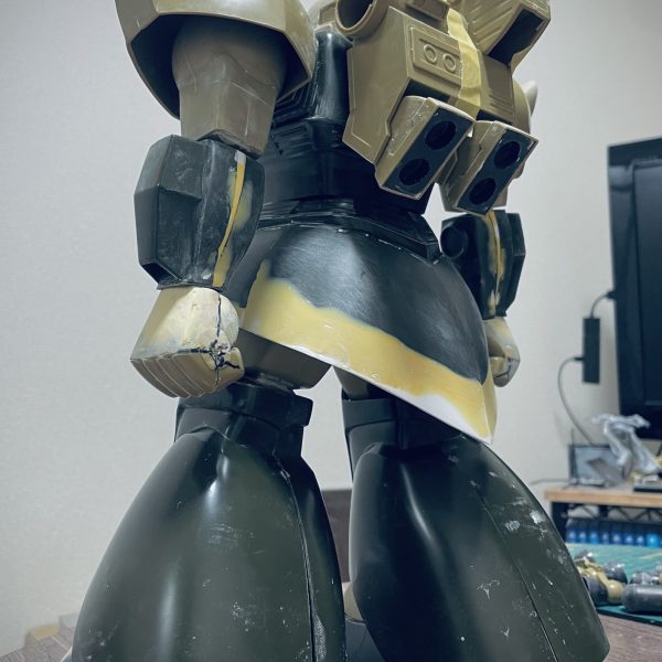 旧キット1/60ゲルググキャノン。前腕3mm楔型に幅増し脇を10mm程内側へ詰めるスカート前5mm、後15mm程延長股関節軸を下へ10mm程移設靴のつま先を設定画寄せで延長、整形モノアイはLEDで電飾改造箇所は以上ですm(_ _)m（4枚目）