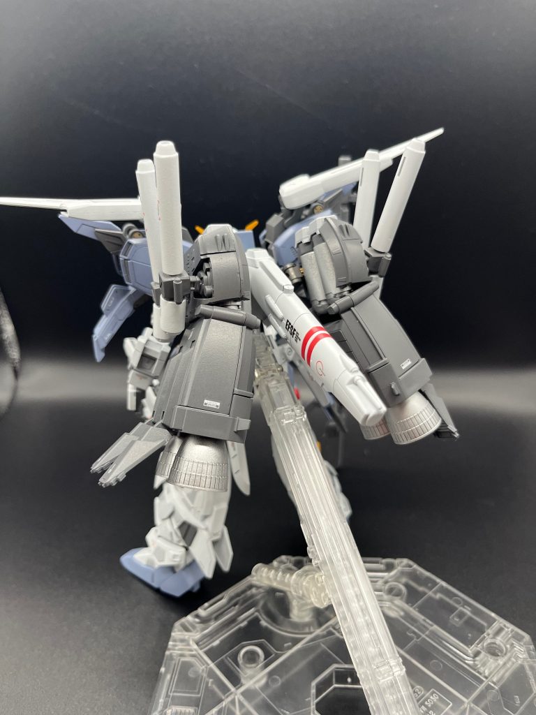 大型ブースターをMG版のように折れるふうに稼働できます。ついでにタンクも別パーツにしました。