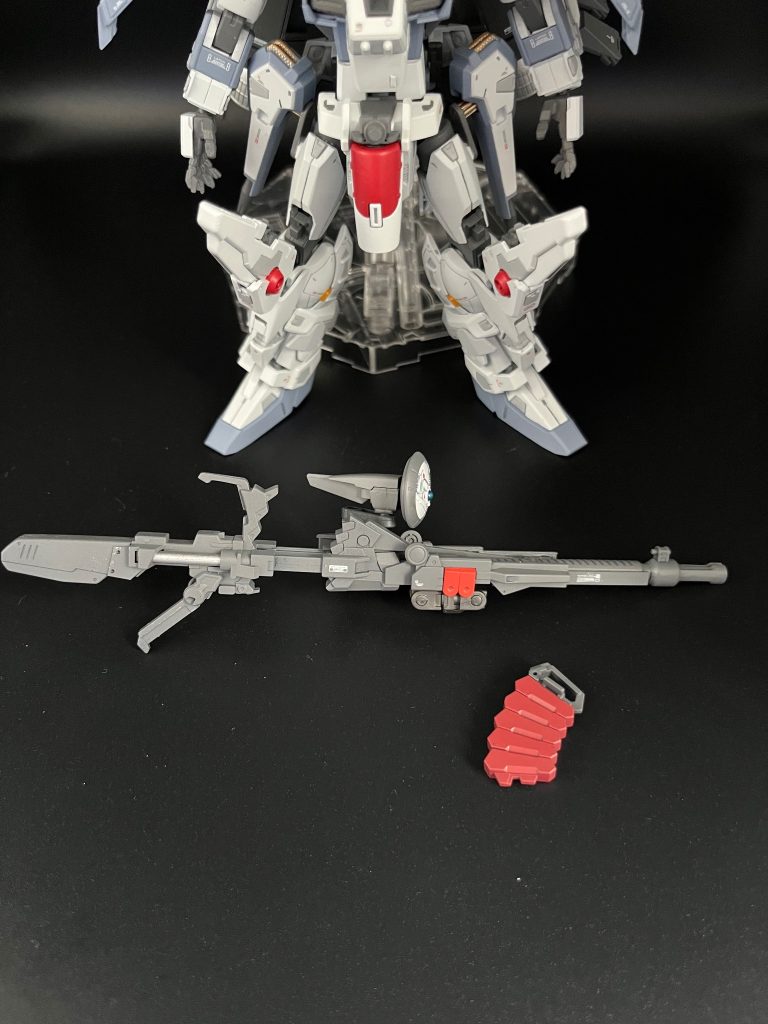 ビームスマートガン改MGユニコーンのビームマグナムの一部を使用。マガジン式にしております。機体ジェネレータからのエネルギー供給は可能ですがマガジン式にすることで継戦能力の向上をはかっています。