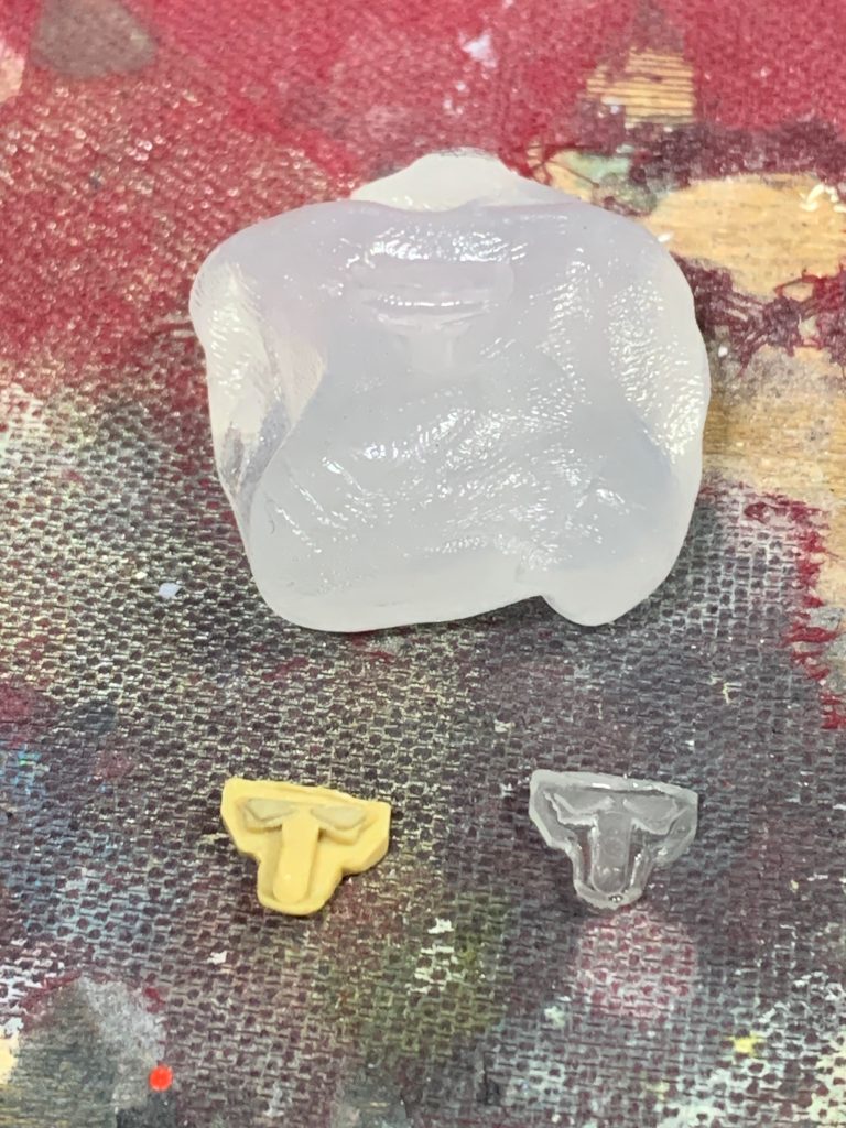 バイザーの内側にツインアイパーツを入れています。エポパテ造形しておゆまるで型取りしてUVレジンで透明パーツを作成、という流れです。