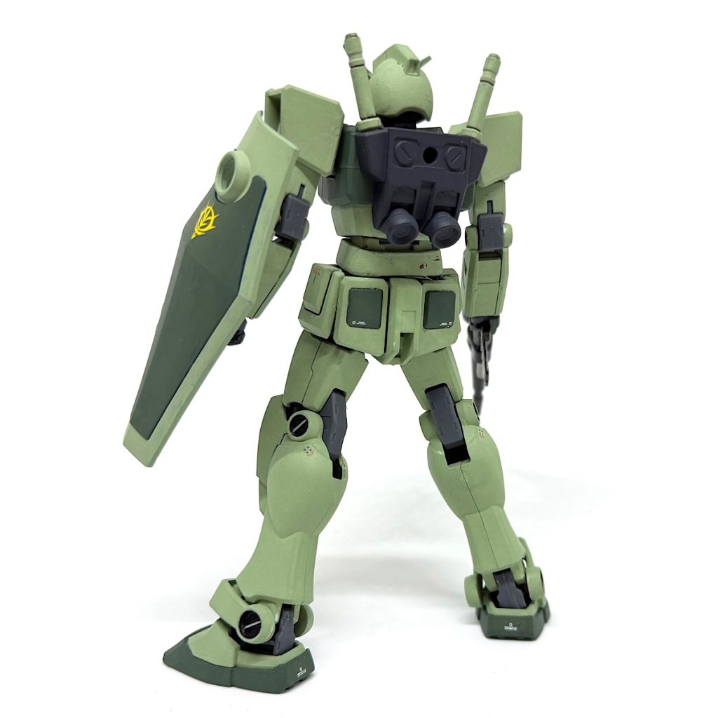カラーリングは「機動戦士ガンダム ギレンの野望 特別編 蒼き星の覇者」という昔のゲームがあり、その攻略本の表紙に飾られていた緑色のガンダムです。シールドは本来ゲルググの物を装備してますが、持っていないのでグフのを代わりに持たせてます。