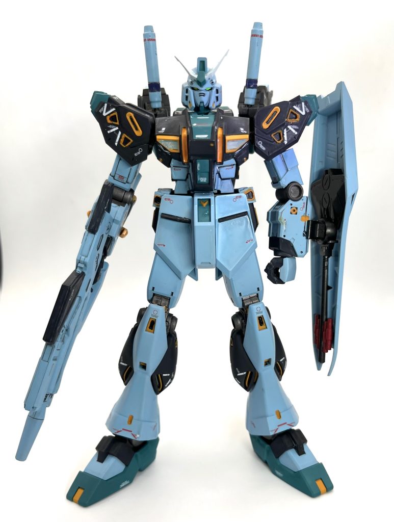 いつも思うんですが…νガンダムって足…長いよねぇ。ちなみに、旧キット並みに塗り分けが面倒でした。