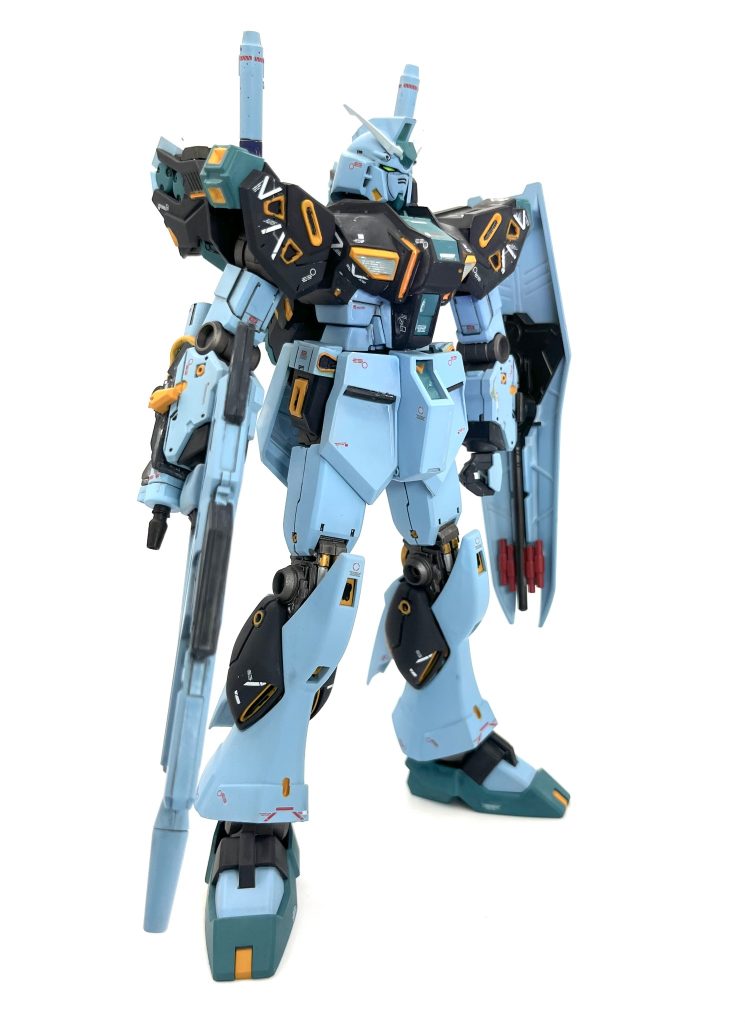 カラーはハサウェイ版ではなく、スパロボ大戦版をイメージして薄いブルー調にしました。デカールはRGνガンダム用を使用してます。