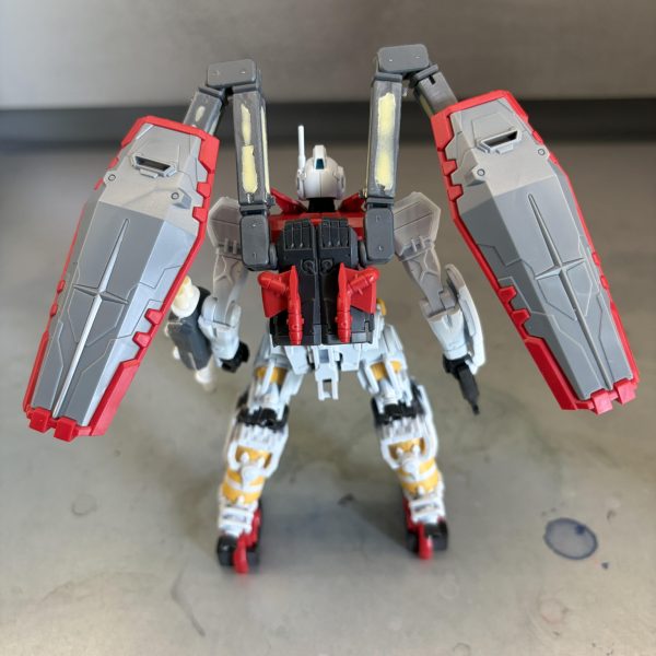 HGゲルググ スガイ機(GQ)をベースに、サンダーボルト版のジムをイメージした改造をしています！&nbsp;まずは、一番サンボルジムで印象がある武装面を作りました。&nbsp;盾探しが大変でしたが、最近は赤いガンダムも中古価格がかなり落ち着いてきたので、ほぼ定価で手に入ってよかったです。&nbsp;この後は、本体に装甲やスラスターを増やしたり、シールドアームにスジ掘りで鉄骨感が出るようにしていきたいです。（3枚目）