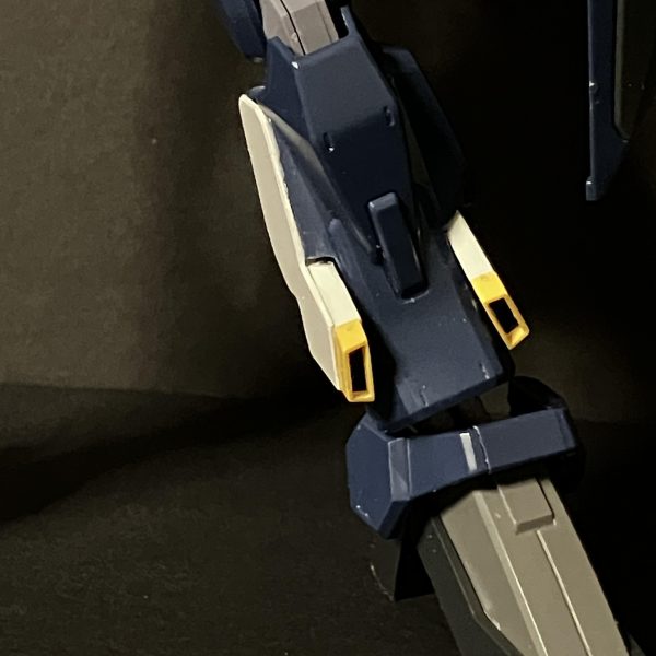 バーザム改特有の脚部スラスター改造中。ダブルゼータのジャンクパーツ埋め込んでみました。マークⅢの名残が色濃く残るプロトタイプバーザムということにしよう。（2枚目）