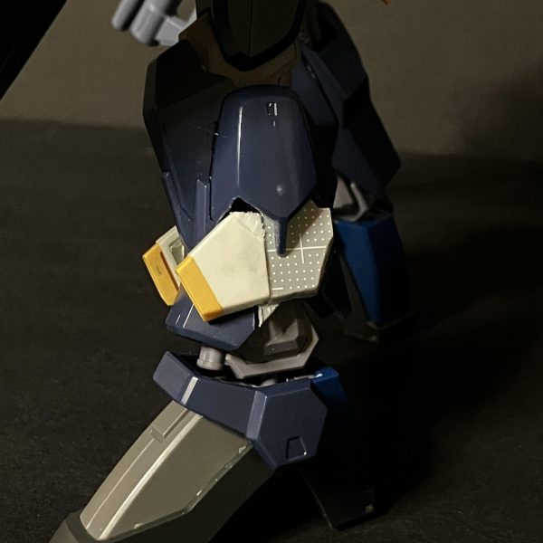 バーザム改特有の脚部スラスター改造中。ダブルゼータのジャンクパーツ埋め込んでみました。マークⅢの名残が色濃く残るプロトタイプバーザムということにしよう。（3枚目）