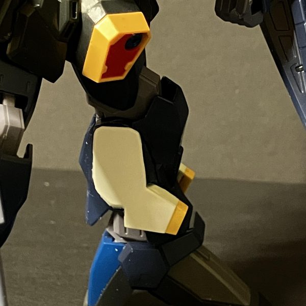 バーザム改特有の脚部スラスター改造中。ダブルゼータのジャンクパーツ埋め込んでみました。マークⅢの名残が色濃く残るプロトタイプバーザムということにしよう。（5枚目）