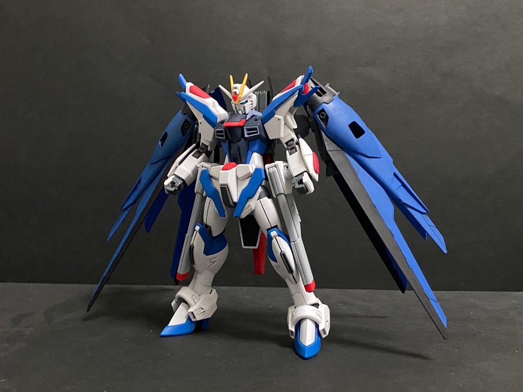 まずは武器なしの立ち姿から。HGライフリの脚部は他機体のキットに比べて若干短足なのですが、今回は特に大掛かりな延長工作はせず、太腿のロール部分に適当に切ったプラ棒を挟んで若干伸ばしています。個人的にはこれぐらいのバランスが一番ちょうど良い気がする。