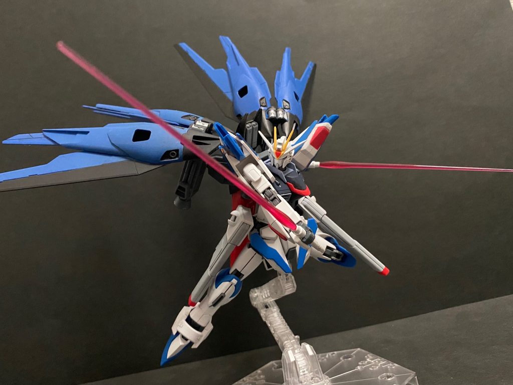 ビームサーベルでの二刀流。個人的に全ガンダムの中で二刀流が一番似合うのはフリーダムだと思います(異論は認める)
