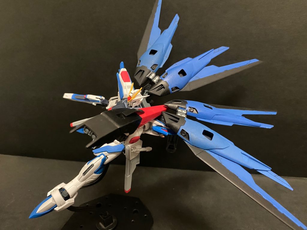 背部のシールドを持たせてグレネードを発射している風に。武装的に他と比べてちょっと浮いてるような気もしますが、デザイン的には意外と似合ってるのアリなのかもと。