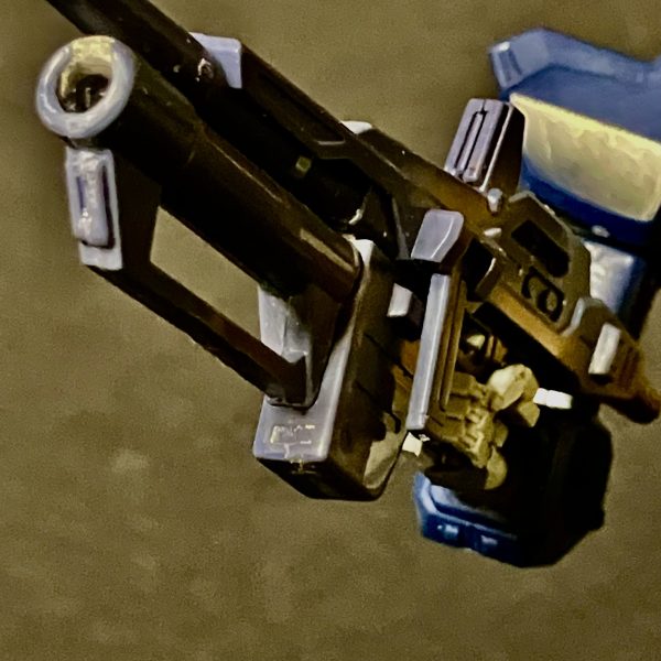 右足のノズル加工。左足とのバランス取りが超ムズイ・・・。ハンドパーツがキットのはかなり大きかったので、ビルダーズパーツの物にとりかえました。明日は塗装をしたいなー。中古レジオンバーザムをメルカリで買ったらテールバインダーのセンターパーツが欠品してた。自作だな・・・とほほ。（4枚目）