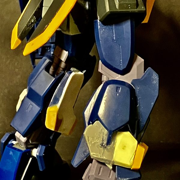 右足のノズル加工。左足とのバランス取りが超ムズイ・・・。ハンドパーツがキットのはかなり大きかったので、ビルダーズパーツの物にとりかえました。明日は塗装をしたいなー。中古レジオンバーザムをメルカリで買ったらテールバインダーのセンターパーツが欠品してた。自作だな・・・とほほ。（5枚目）