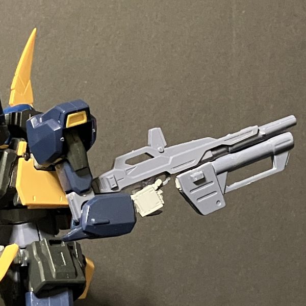 右足のノズル加工。左足とのバランス取りが超ムズイ・・・。ハンドパーツがキットのはかなり大きかったので、ビルダーズパーツの物にとりかえました。明日は塗装をしたいなー。中古レジオンバーザムをメルカリで買ったらテールバインダーのセンターパーツが欠品してた。自作だな・・・とほほ。（6枚目）