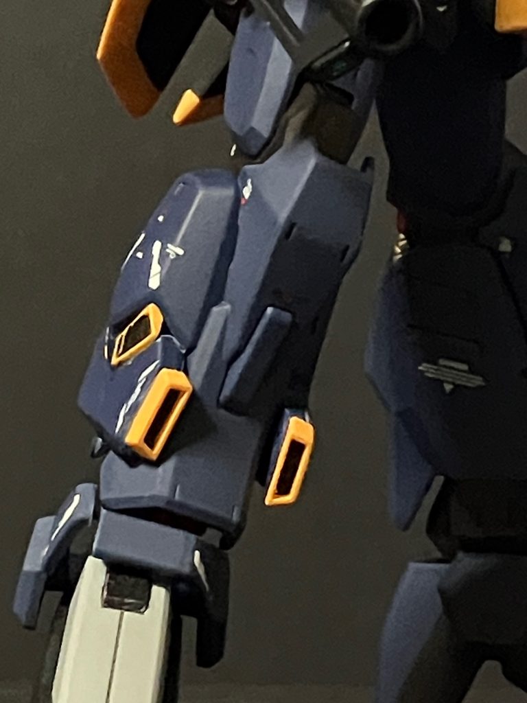 脚のアップ。ZZガンダムのノズルをプラ板で仮固定し、エポパテで整形。ひたすら削りました。