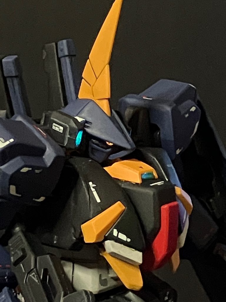 頭部周辺。胸上部センサーはＳガンダムのものを流用。