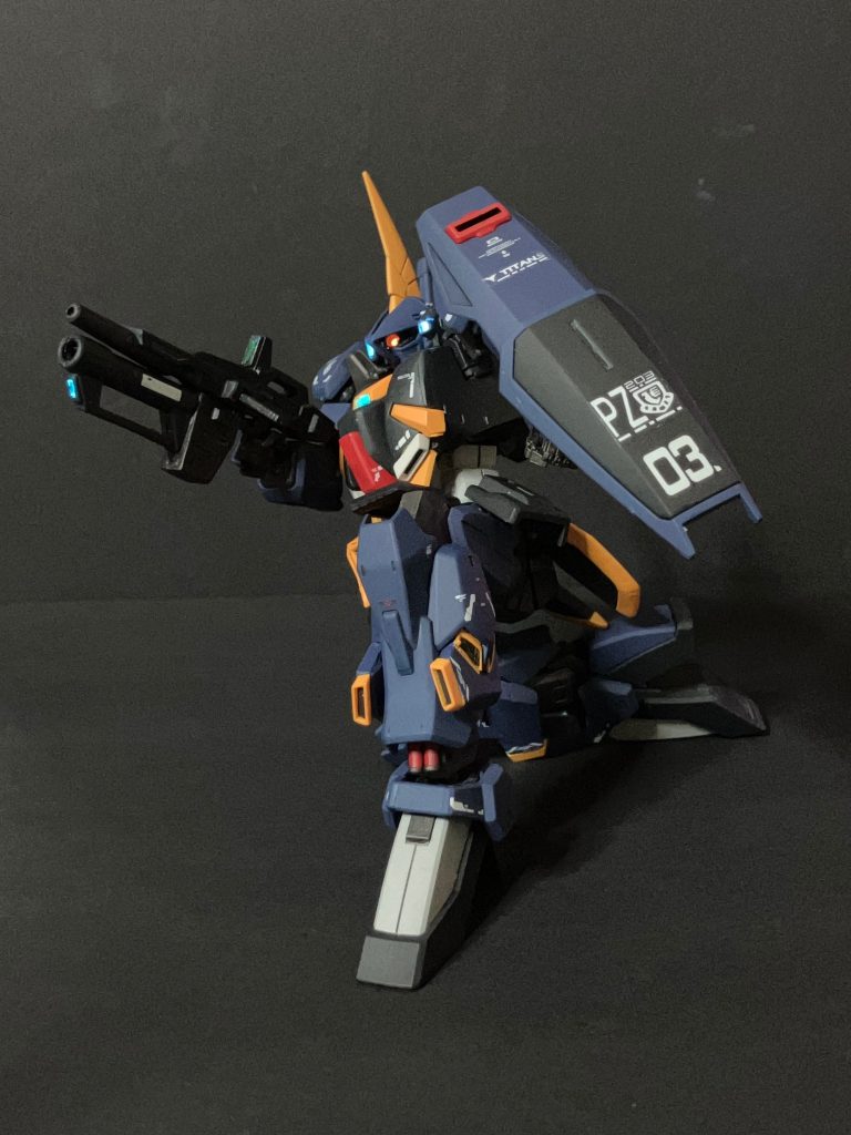 胸上部センサーはＳガンダムのものを流用。