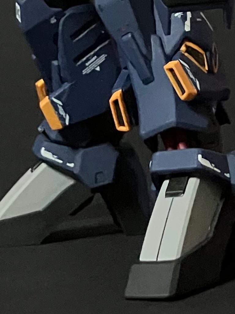 脚のアップ。ZZガンダムのノズルをプラ板で仮固定し、エポパテで整形。ひたすら削りました。