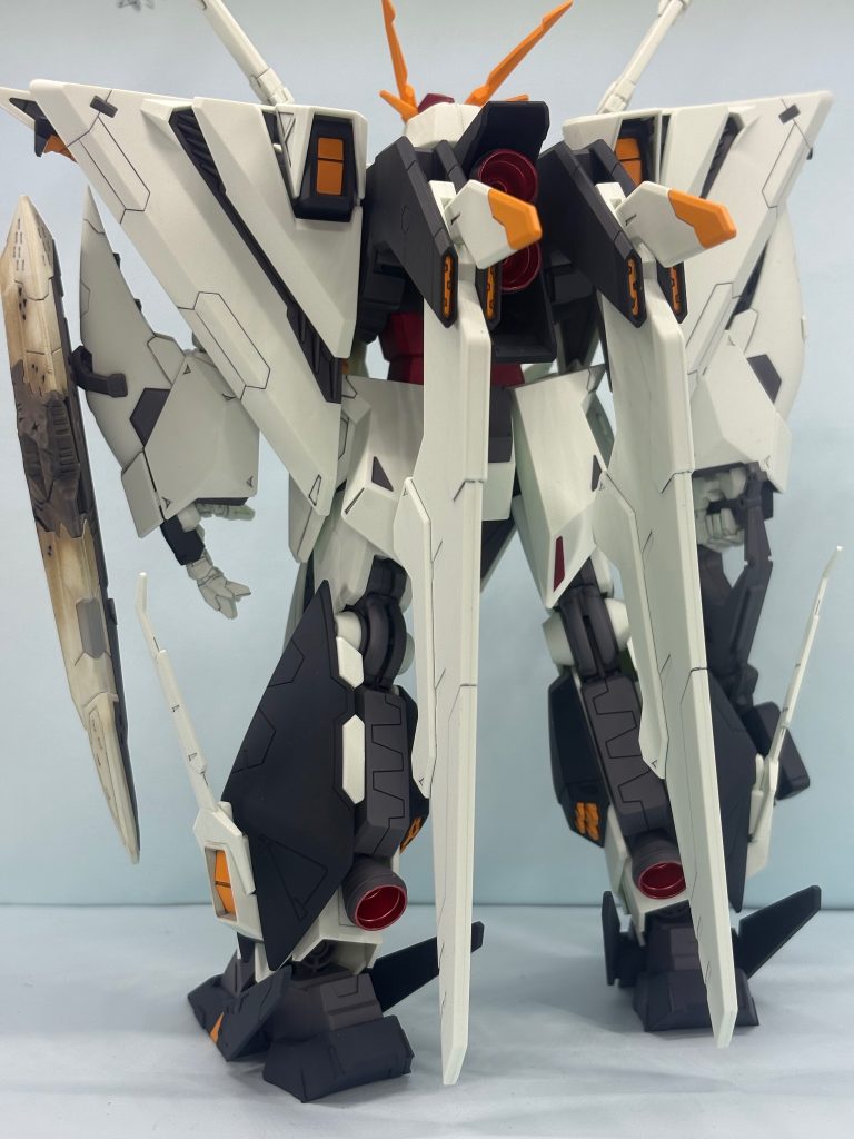背中と両脚にあるバーニアの内側はメタルレッドで塗りました