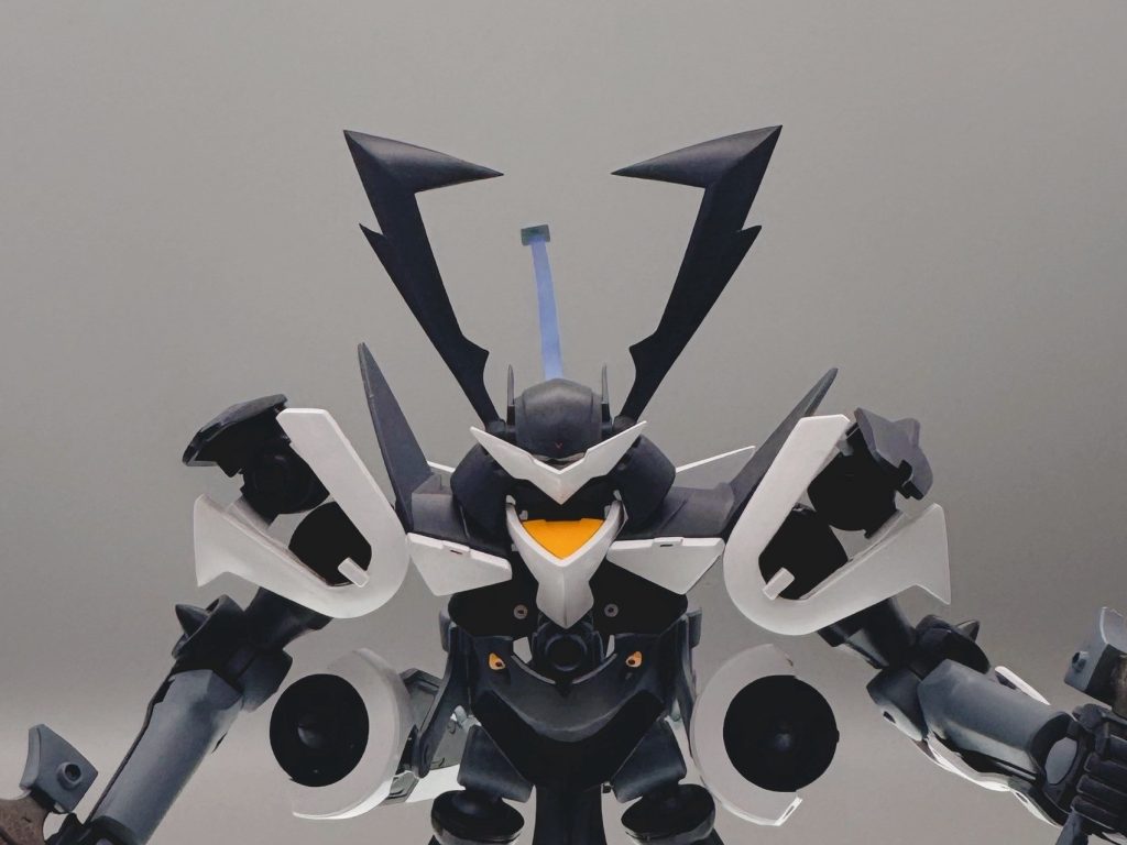 トライパニッシャー…照明忘れて全然見えない(zaku-kao4)塗装色ですが、本体は黒では塗らず、黒っぽい色を探してたらガイアのシャドウブラックがちょうどよさそうでそれを使用してます写真としてはメイン画像が一番近いかも。光沢状態は良かったけど艶消しにすると少し白っぽさがでていまいちだったかも。白は強調したかったので光沢白で塗装、あとあまり見えませんが墨は赤で入れています。