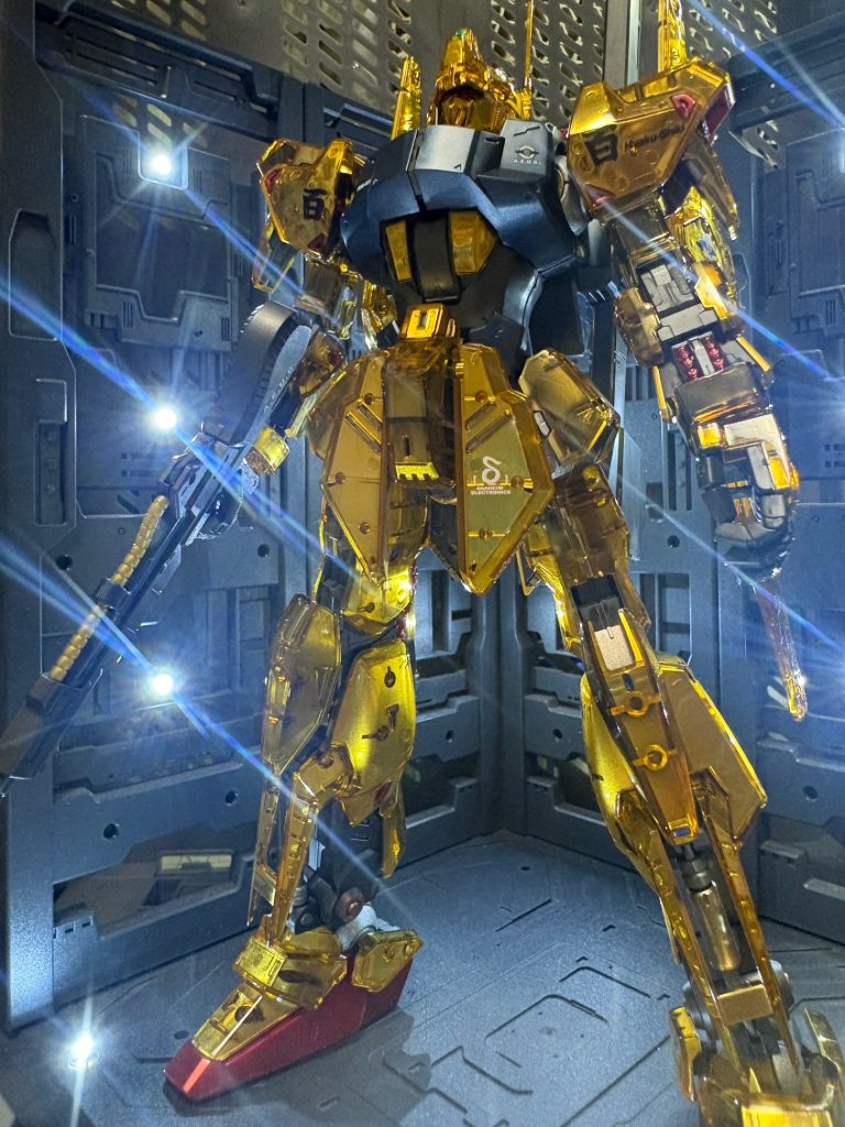 煽り気味に。今回は大きいガンダムマーキングだけ使用しまして、水転写デカールは使いませんでした。
