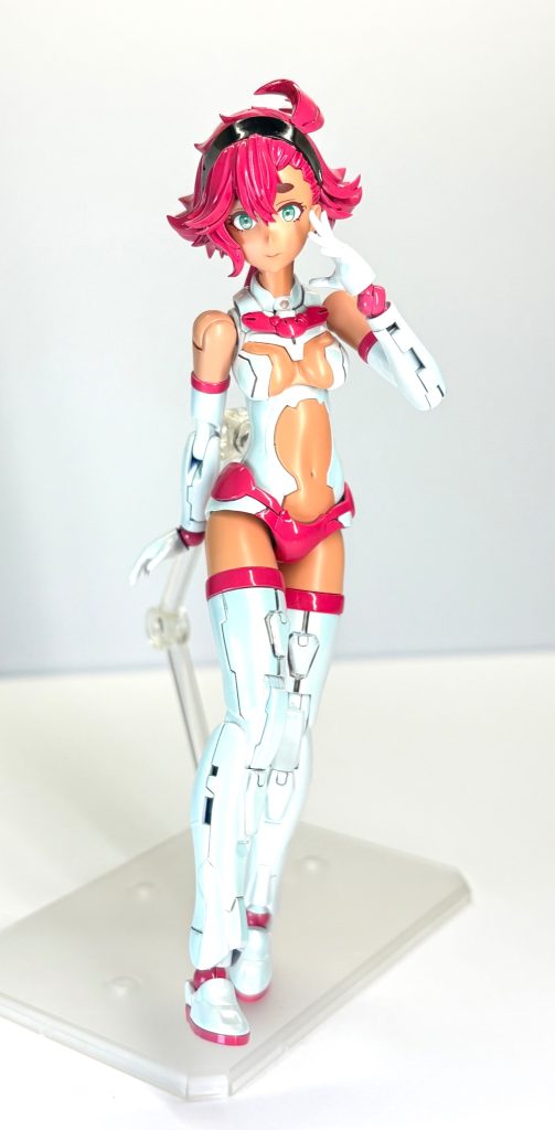 肌色：褐色系をベースにノーツフレッシュを調色。塗装後にフラットクリアを塗装ピンク部分：ブリリアントピンクに潤色マゼンタを調色し、塗装後にクリアピンクを吹いています。白部分：ホワイトをベースにルビーレッドのパール塗装。パール→クリア→パール→クリアの2層コートです。