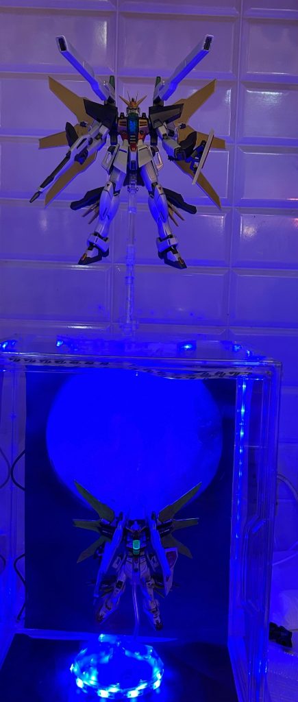 ダイソーのブルーテープライトでクリアパーツを発光させようとしてましたが、HGのクリアパーツは光るものの、MGの方は発光しないようだったの蛍光クリアを塗って、その上からクリアグリーンを塗ってみました。