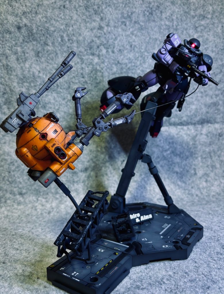 ボールとアイナザクはどちらも、だいぶ前に制作していましたが、いつの日か揃ってディスプレイしたいなと🤔前作リックドムのアクションベースディスプレイが気に入ったので✨急遽アイナザクのリペイントと、ボールの手直しを行い、このディスプレイを完成させました🥰✨
