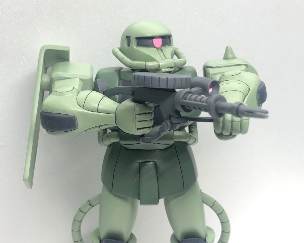 ザクマシンガンのグリップとハンドパーツはポージングできるように少し改修しました。