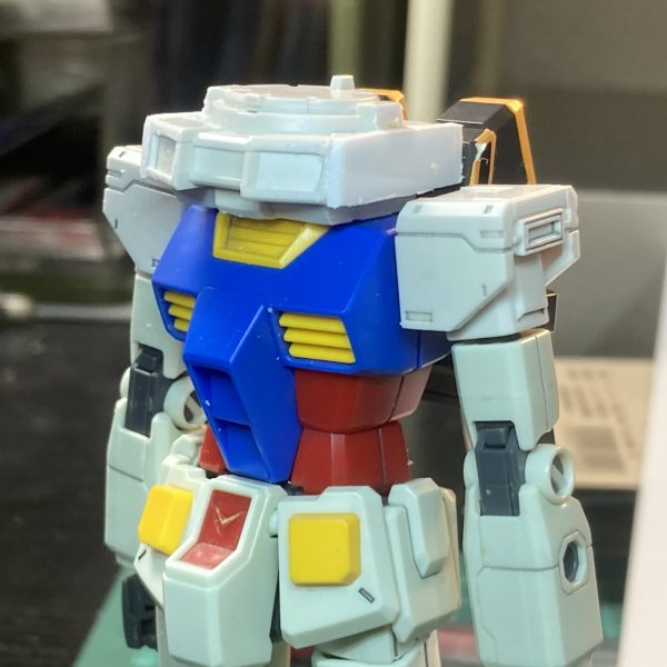 オリジンガンダムの肩の方がスマートだからここだけオリジンにする。モールドは減らすかな｡胴体に対して頭の幅がデカいから､ちょっと小さくするか。頭？の横部分を軽くノコギリで切って､プラ板貼り付けて､ヤスって調整すると…ガンダムらしからぬダサい見た目になります。（6枚目）