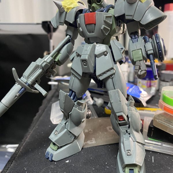 暑い日が続いておりましたので色々仮組みに精を出していました。デナン・ゾン仮組み完了しました。デナン・ゲーの時と同じで市販パーツに置き換えが中心です。アポジモーターはwaveOボルト＆Uバーニアで、手首はwave角ハンドSを使いました。ビルダーズパーツのスパイクに交換しています。ショットランサーは先端をシャープに整形し、銃口部分に縁を薄くしたパイプを入れて大型化しています。素組みと比較してもまー細かい所だからかわりませんね。次は塗装。ブラックバンガード仕様の塗装でいきます！（3枚目）