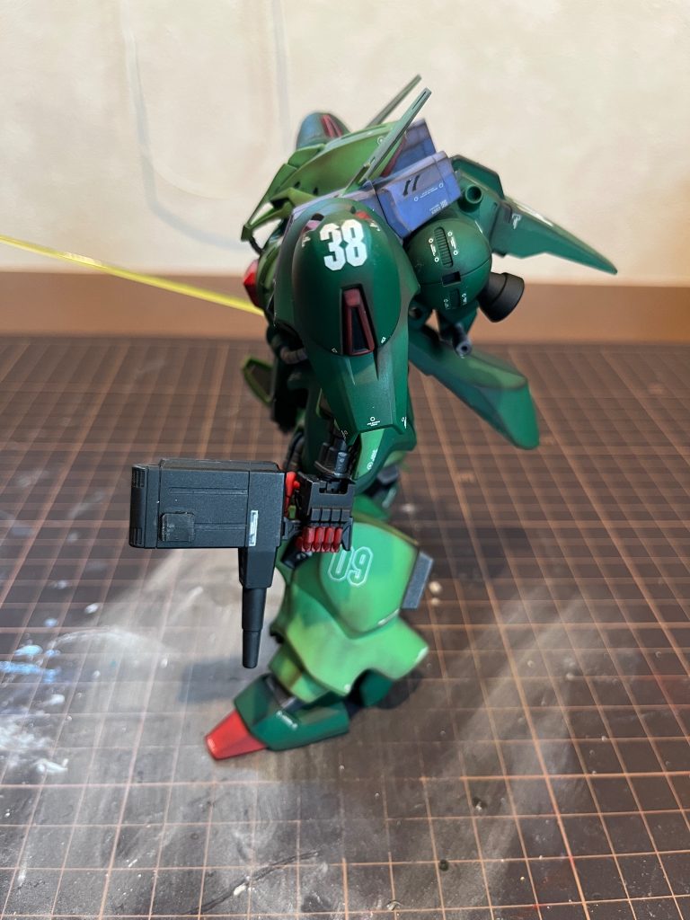 横から！関節部とバーニアと武器はマットブラックで塗装しました。でもなんか猫背なんですよね。何かヤなことでもあったのかな？どしたん？話聞こか？