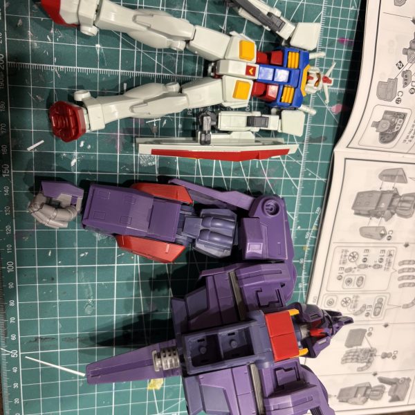 右脚ができました。でかい💦ちなみにメガサイズガンダムよりは小さかったです😅挟み込みのフレームですが、自重に耐えられる構造だと感じました。ポリキャップは一切ありませんでした。（2枚目）