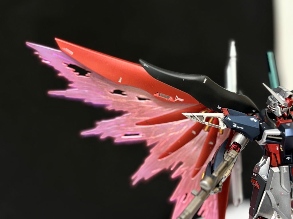光の翼はガンダムマーカートランザムホロレッドとミスタークリスタルカラーを使用してグラデーション塗装に挑戦。