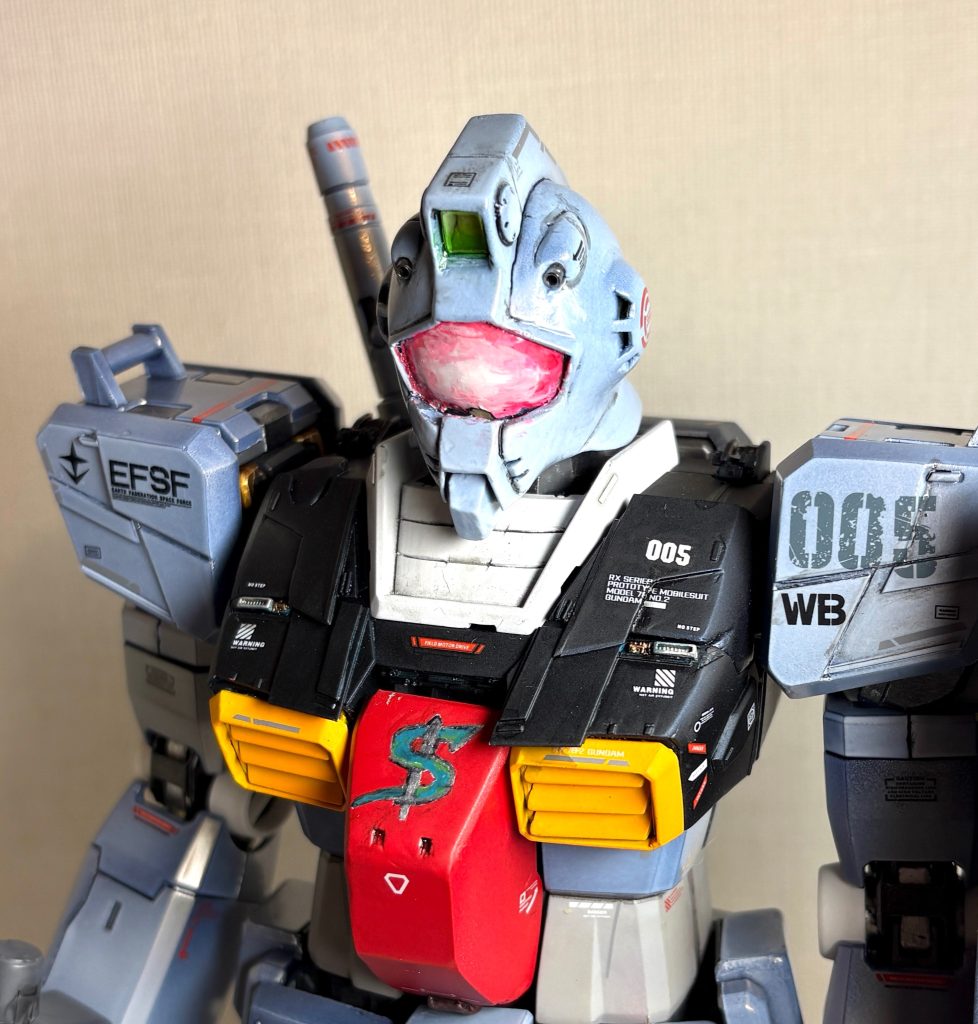 肝心の頭部ですが、ガンダム頭を芯にエポパテでガァーッと作りました。遠目には良い感じだと思ってます。胸の部分は、色々な方がνガンダムとかでやっているプラ板工作を真似してみました。胸のスレッガー中隊のエンブレムは手書きです。
