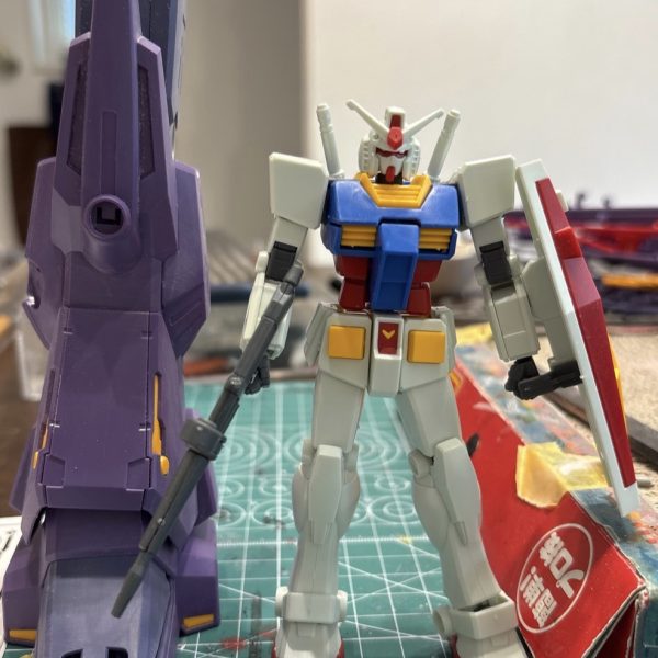 右脚ができました。でかい💦ちなみにメガサイズガンダムよりは小さかったです😅挟み込みのフレームですが、自重に耐えられる構造だと感じました。ポリキャップは一切ありませんでした。（3枚目）