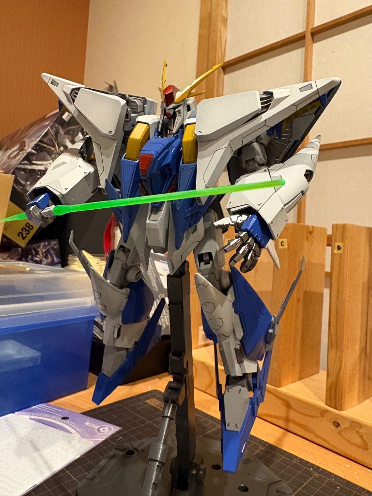 胸のパーツは青で塗ろうと決めてたのでその後はカット部分はデカールで隠蔽しなんとか目立たないようにする…的なことを思ってたと思います。