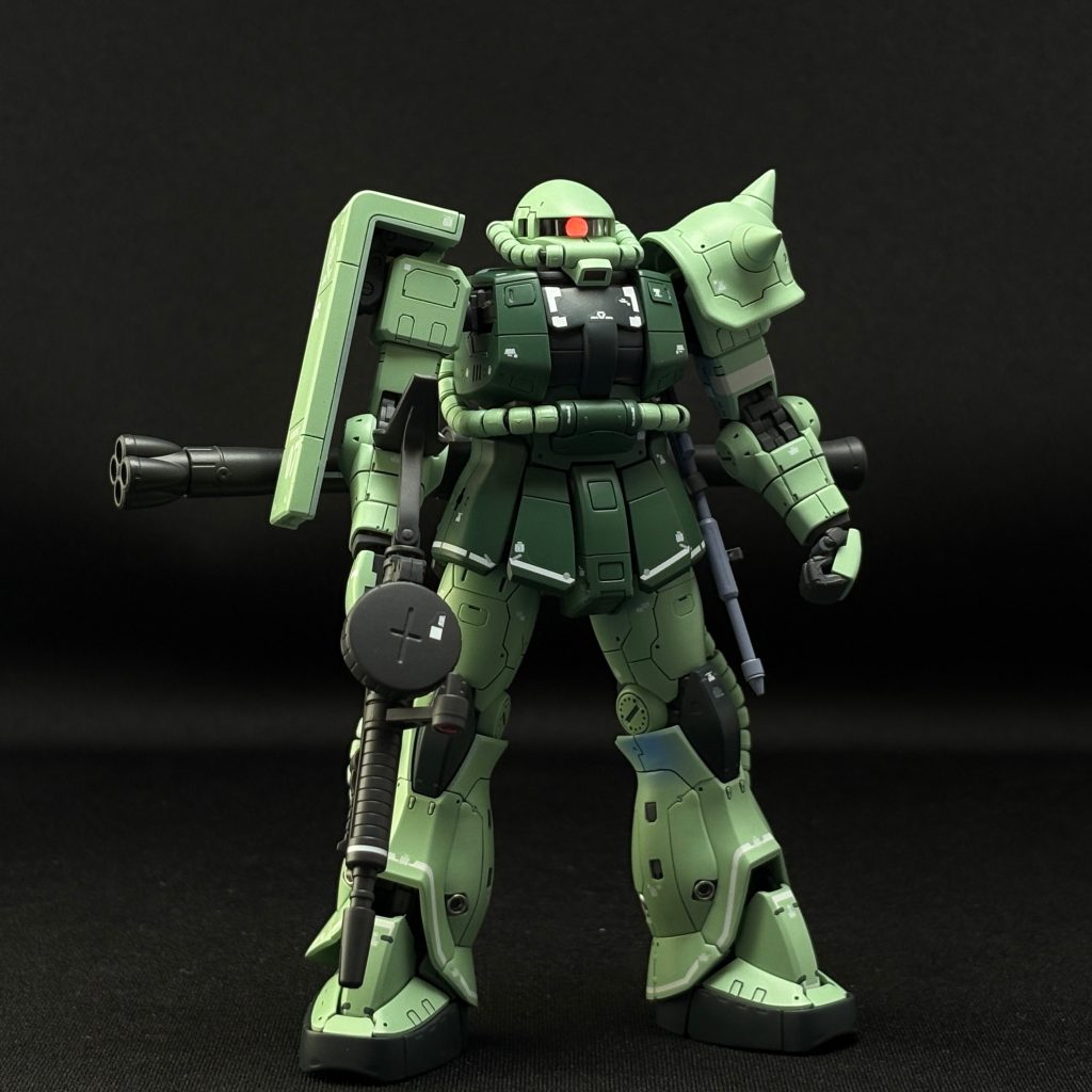 前回のガンダムカラーのザクとは違い、今回はガイアノーツの「ライトグリーン」と「暗緑色」で、かなりメリハリのある仕上がりにしてみました。同じザクでも印象がかなり違うので、ぜひ見比べてみてください。